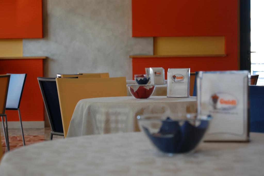 Hotel Flaminio Tavernelle Serrungarina Εξωτερικό φωτογραφία