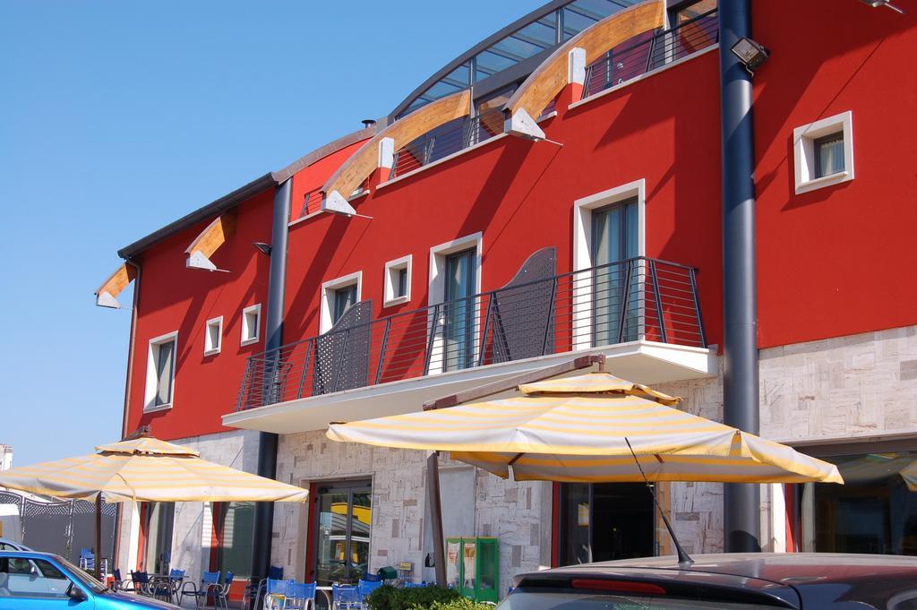 Hotel Flaminio Tavernelle Serrungarina Εξωτερικό φωτογραφία