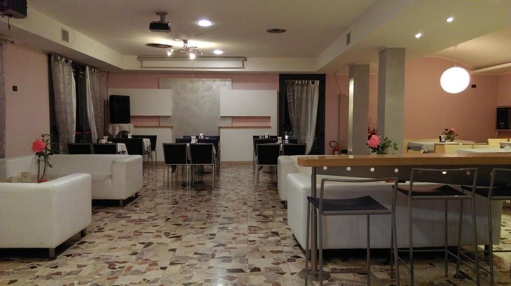 Hotel Flaminio Tavernelle Serrungarina Εξωτερικό φωτογραφία