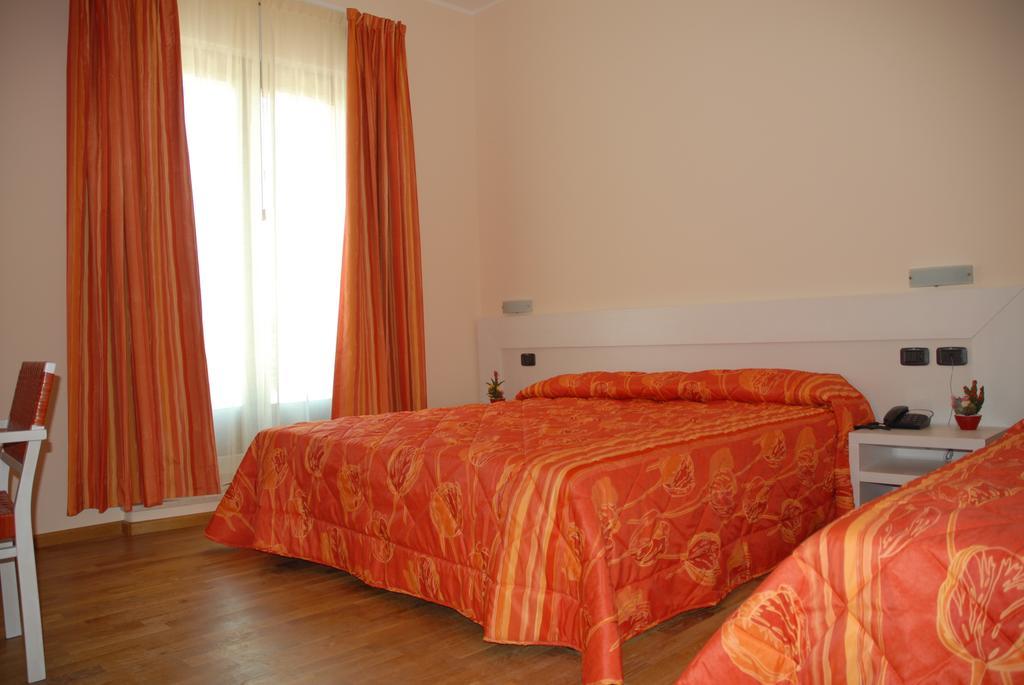 Hotel Flaminio Tavernelle Serrungarina Εξωτερικό φωτογραφία